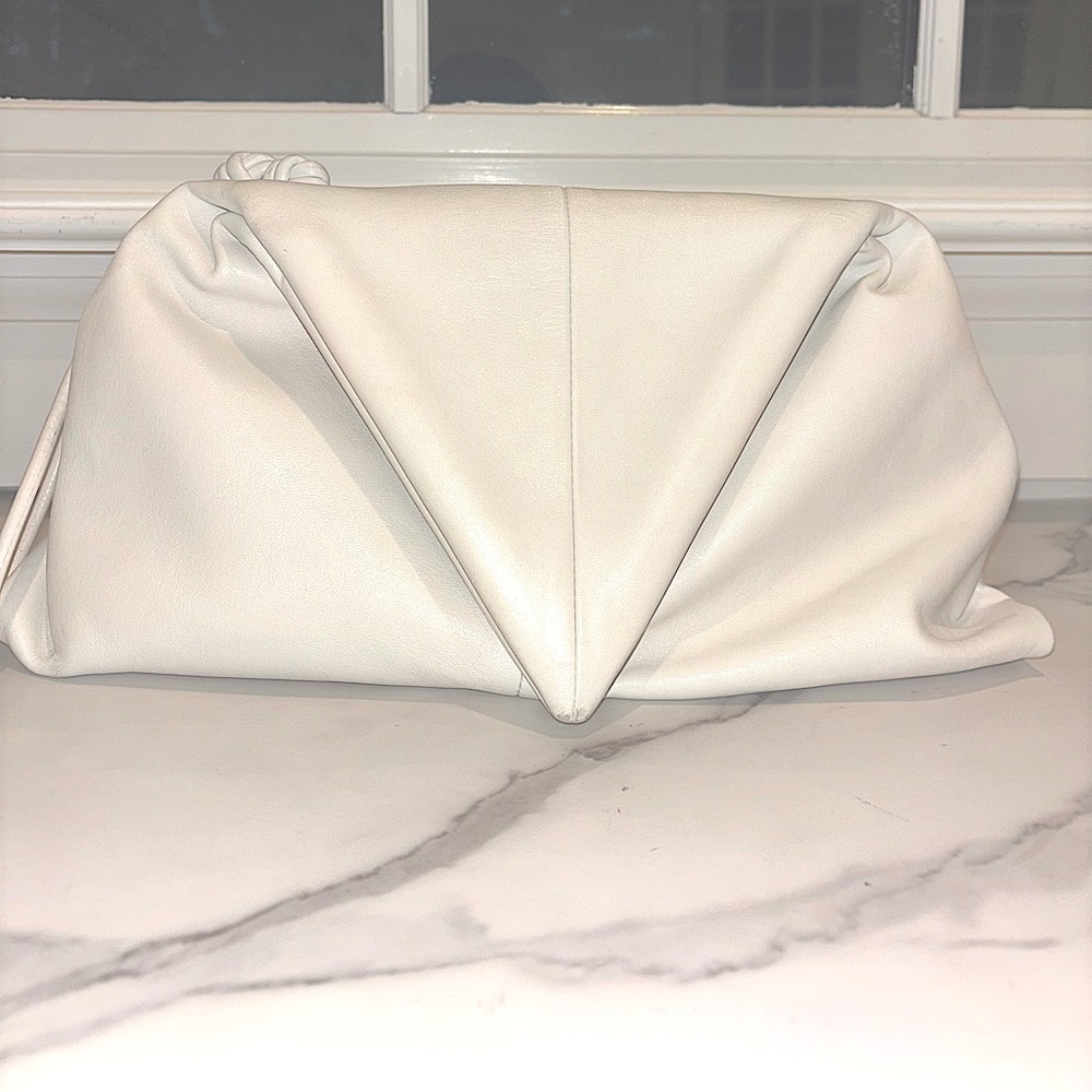 BOTTEGA VENETA
Lambskin BV Trine Clutch
Bianco